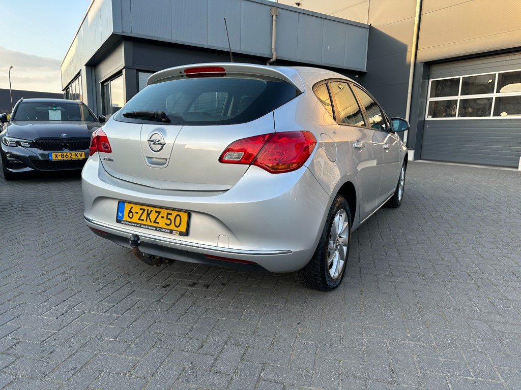 OPEL-ASTRA-1.4 Berline Airco Trekhaak 69000km !!