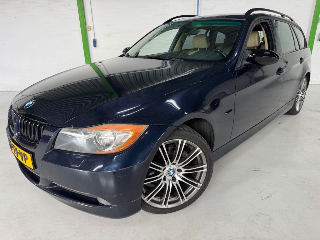 BMW-3-SERIE-325XI HIGH EXECUTIVE / 3.0 Benzine / 6-cilinder / vierwielaandrijving / Amerikaanse uitvoering.