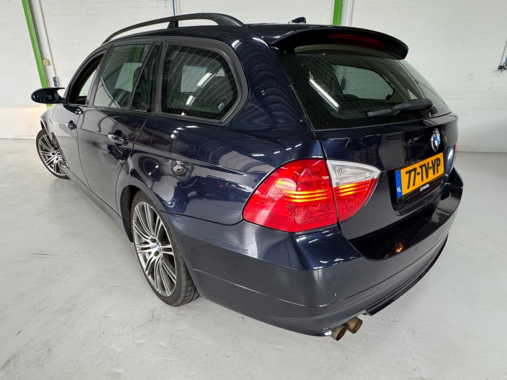 BMW-3-SERIE-325XI HIGH EXECUTIVE / 3.0 Benzine / 6-cilinder / vierwielaandrijving / Amerikaanse uitvoering.