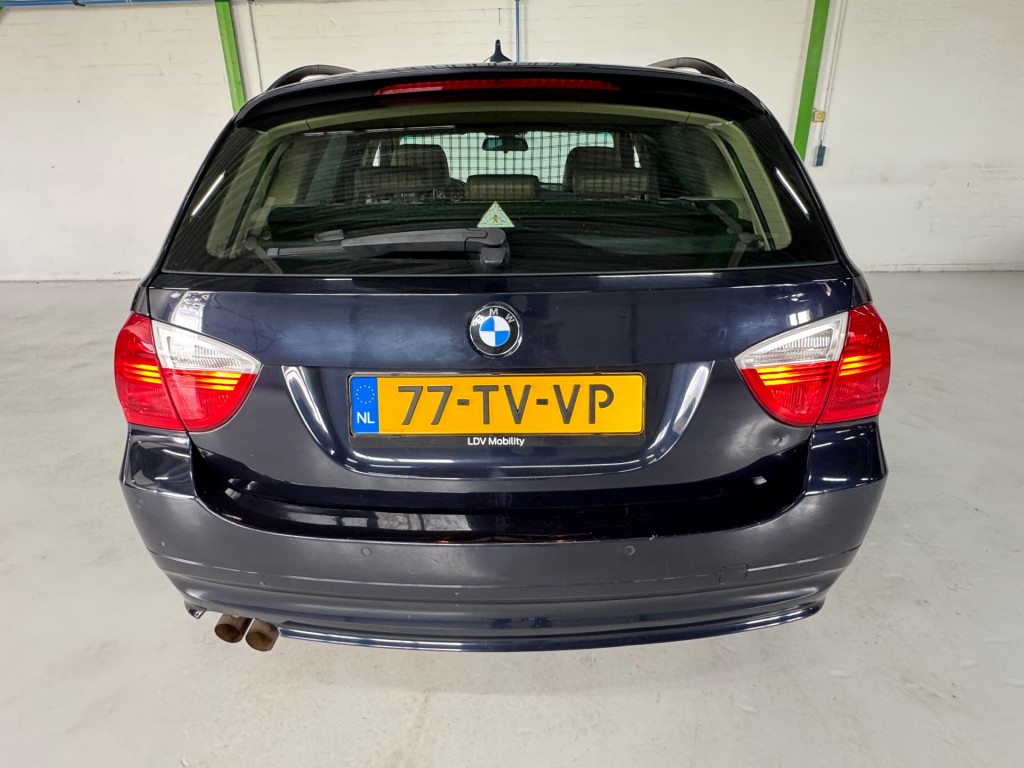 BMW-3-SERIE-325XI HIGH EXECUTIVE / 3.0 Benzine / 6-cilinder / vierwielaandrijving / Amerikaanse uitvoering.