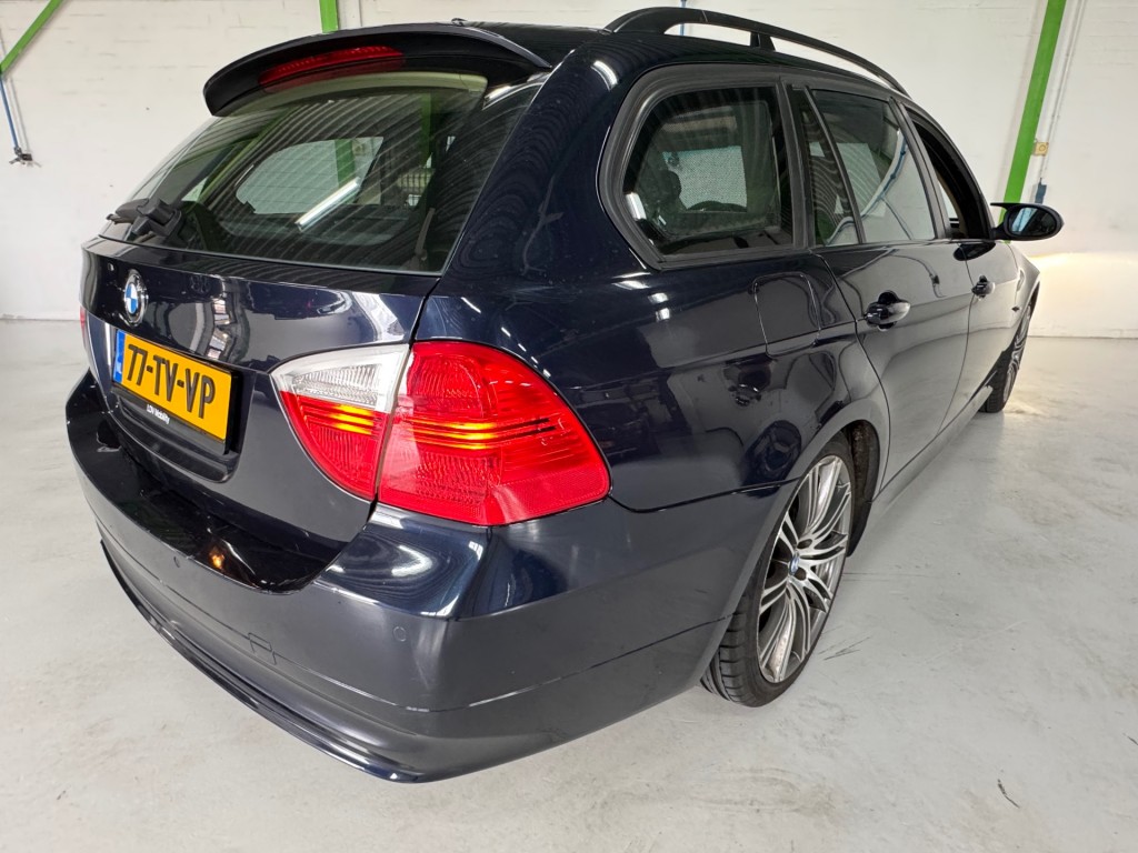 BMW-3-SERIE-325XI HIGH EXECUTIVE / 3.0 Benzine / 6-cilinder / vierwielaandrijving / Amerikaanse uitvoering.
