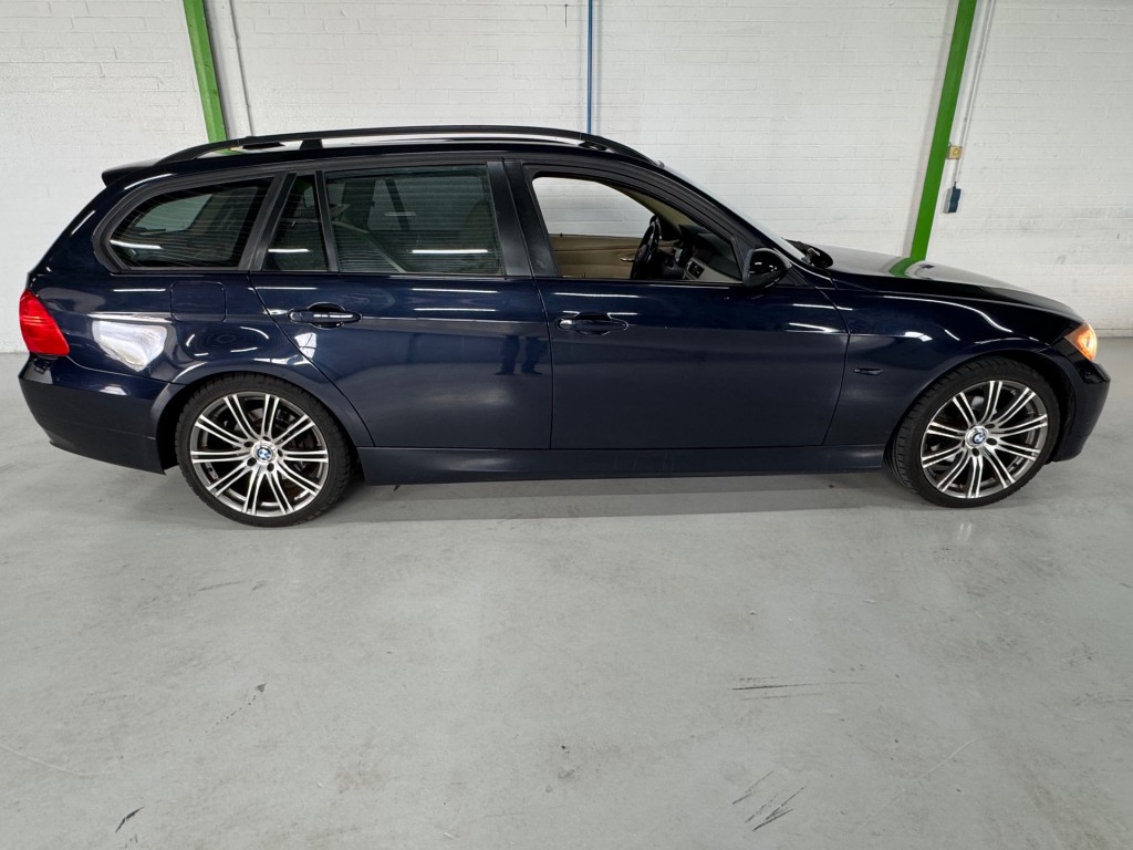 BMW-3-SERIE-325XI HIGH EXECUTIVE / 3.0 Benzine / 6-cilinder / vierwielaandrijving / Amerikaanse uitvoering.