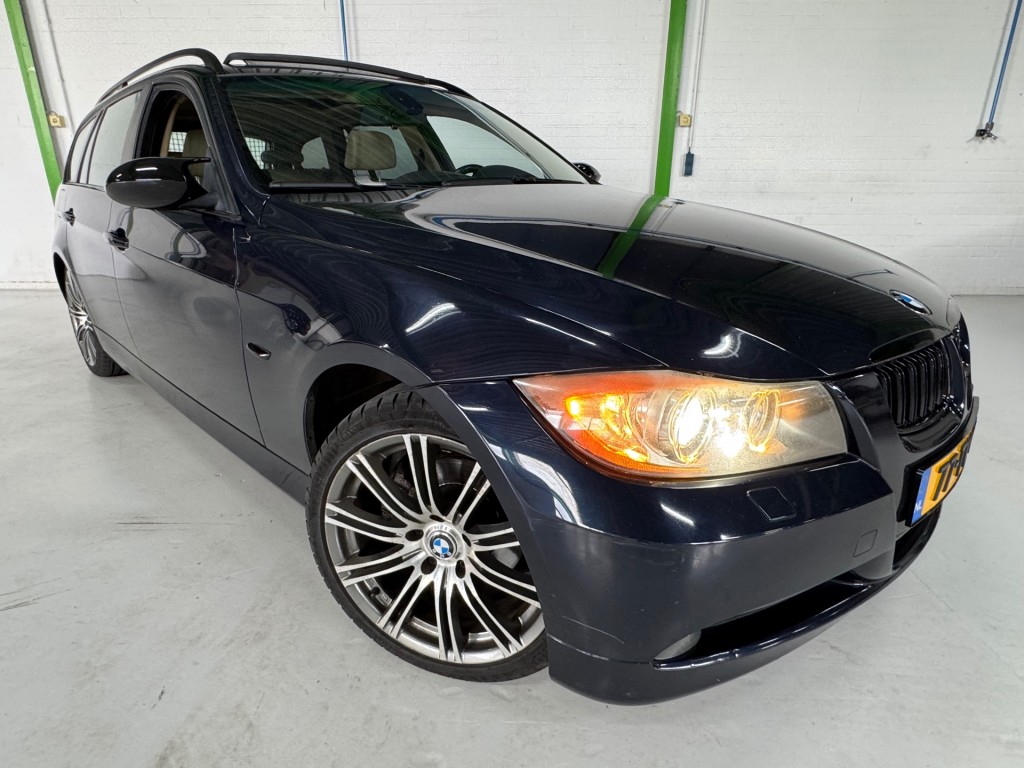 BMW-3-SERIE-325XI HIGH EXECUTIVE / 3.0 Benzine / 6-cilinder / vierwielaandrijving / Amerikaanse uitvoering.
