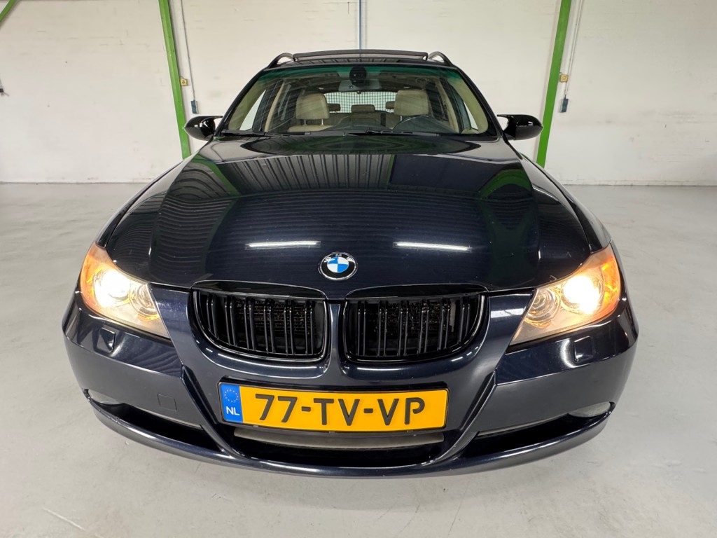 BMW-3-SERIE-325XI HIGH EXECUTIVE / 3.0 Benzine / 6-cilinder / vierwielaandrijving / Amerikaanse uitvoering.