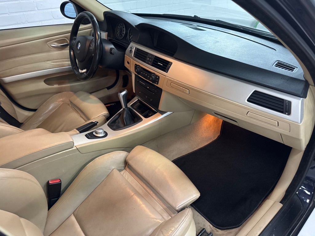 BMW-3-SERIE-325XI HIGH EXECUTIVE / 3.0 Benzine / 6-cilinder / vierwielaandrijving / Amerikaanse uitvoering.