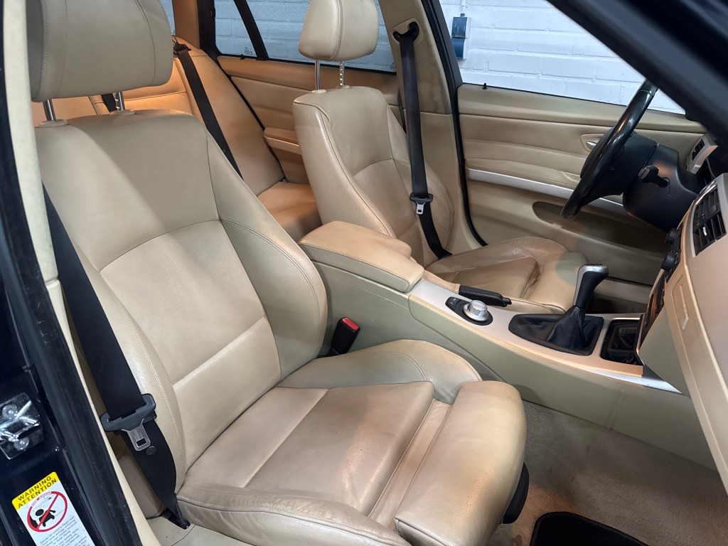 BMW-3-SERIE-325XI HIGH EXECUTIVE / 3.0 Benzine / 6-cilinder / vierwielaandrijving / Amerikaanse uitvoering.