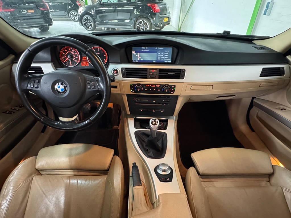 BMW-3-SERIE-325XI HIGH EXECUTIVE / 3.0 Benzine / 6-cilinder / vierwielaandrijving / Amerikaanse uitvoering.