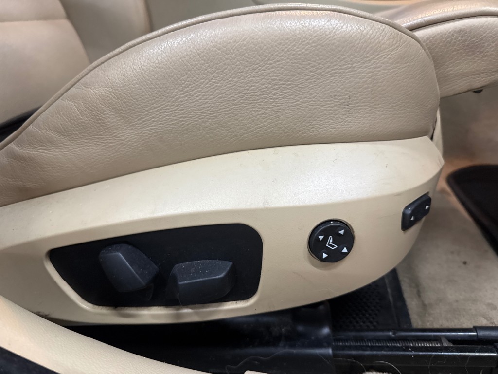 BMW-3-SERIE-325XI HIGH EXECUTIVE / 3.0 Benzine / 6-cilinder / vierwielaandrijving / Amerikaanse uitvoering.