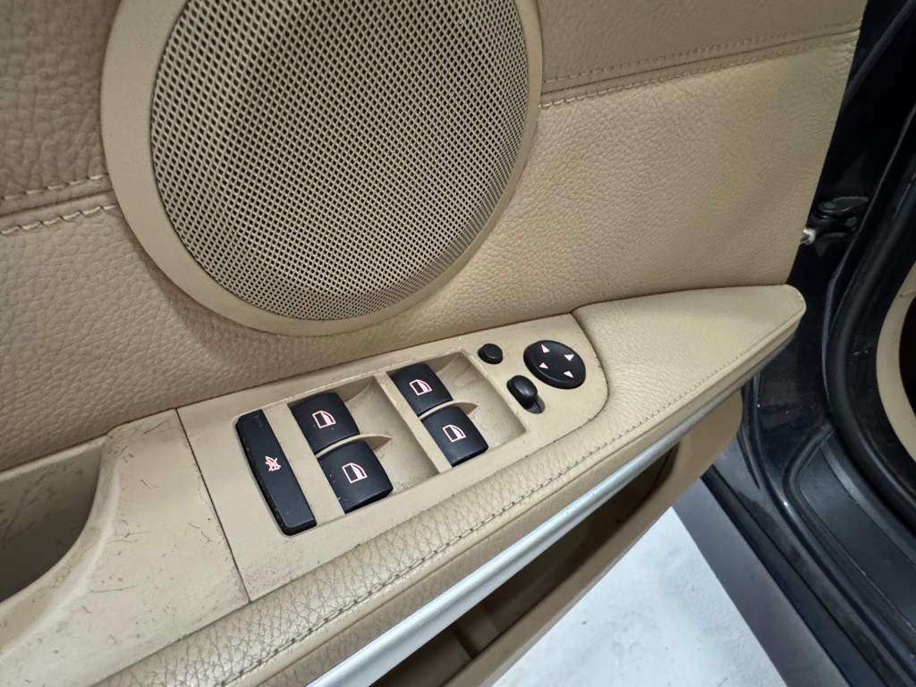 BMW-3-SERIE-325XI HIGH EXECUTIVE / 3.0 Benzine / 6-cilinder / vierwielaandrijving / Amerikaanse uitvoering.