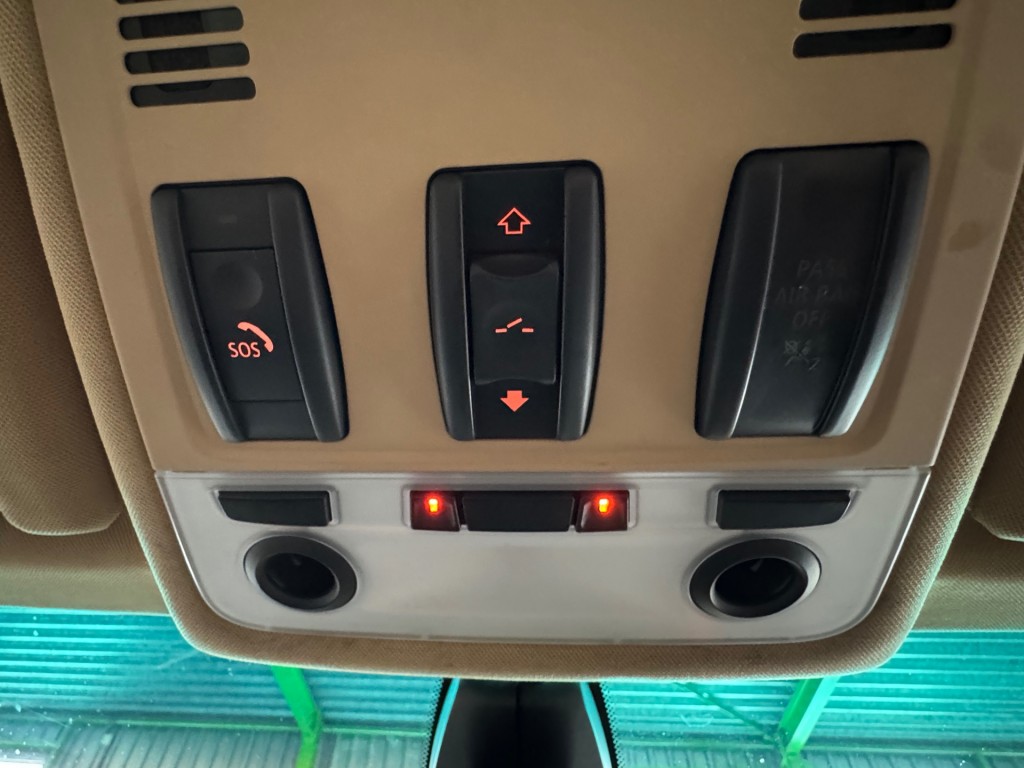 BMW-3-SERIE-325XI HIGH EXECUTIVE / 3.0 Benzine / 6-cilinder / vierwielaandrijving / Amerikaanse uitvoering.