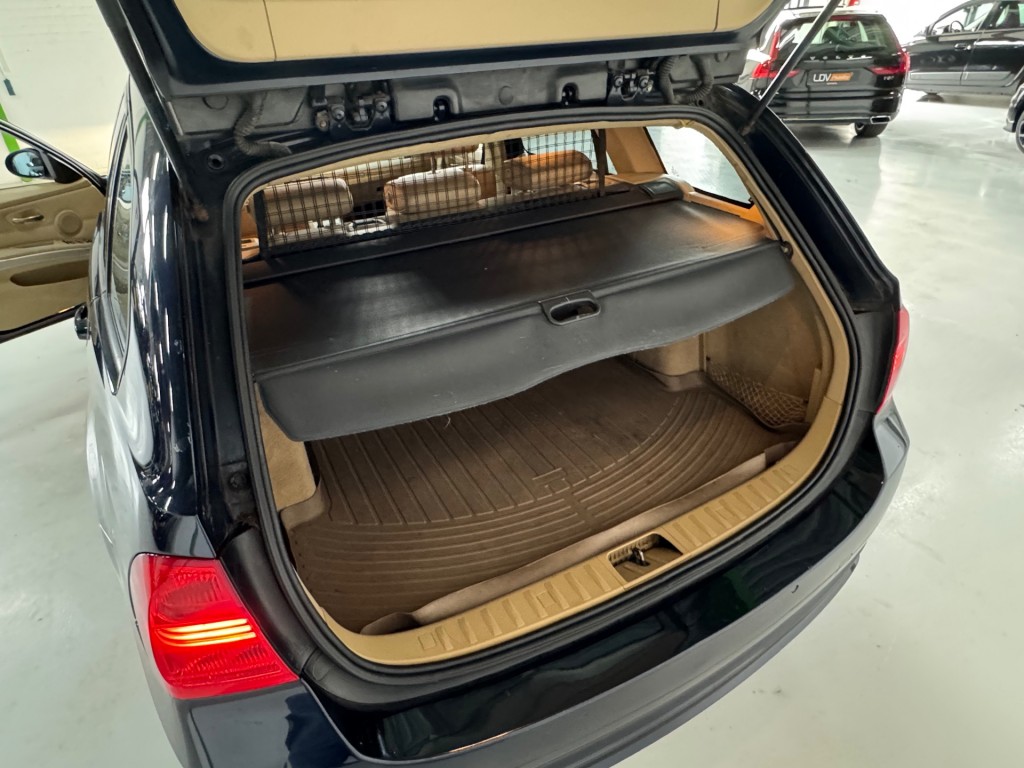 BMW-3-SERIE-325XI HIGH EXECUTIVE / 3.0 Benzine / 6-cilinder / vierwielaandrijving / Amerikaanse uitvoering.
