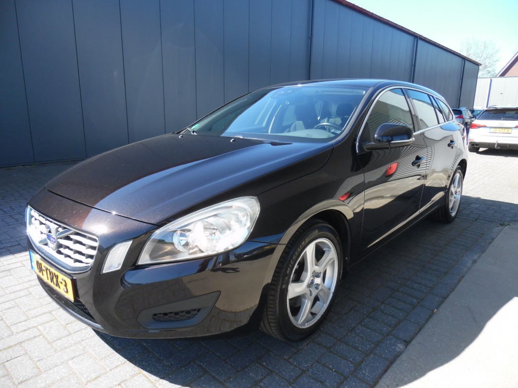 VOLVO-V60-1.6 T3 MOMENTUM