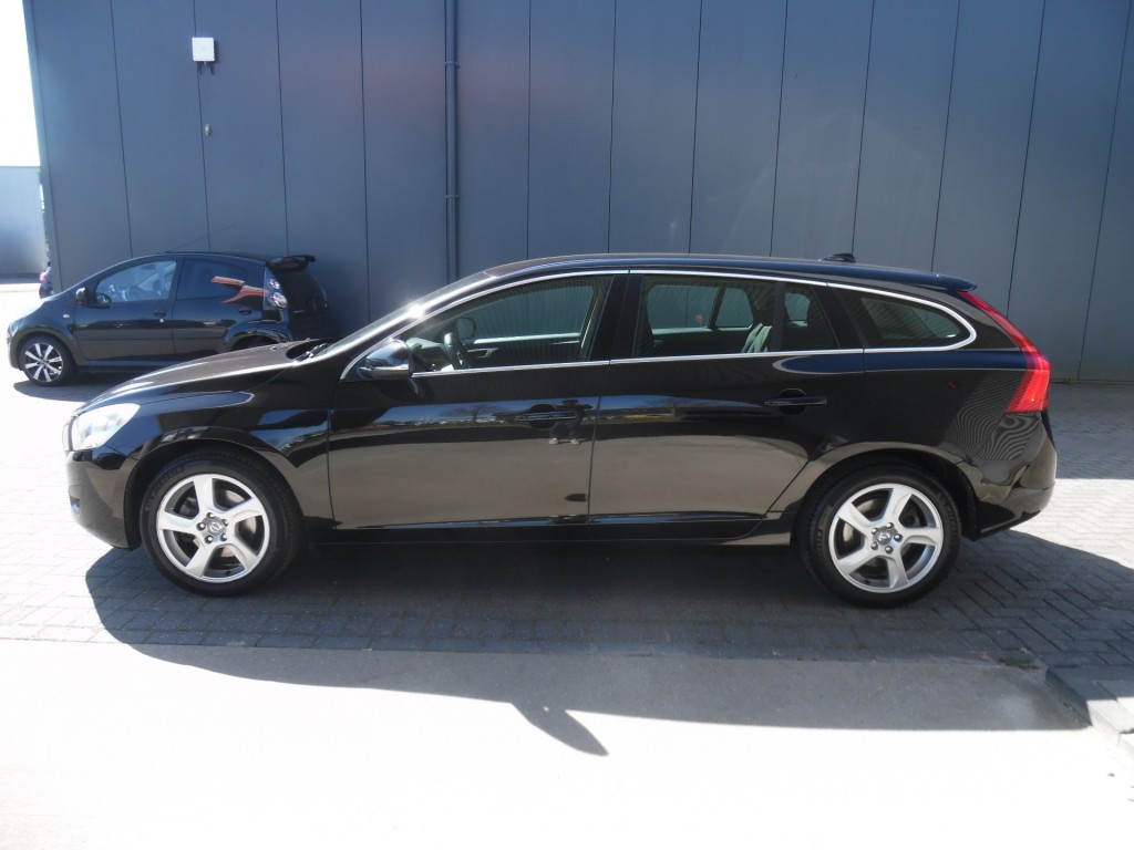 VOLVO-V60-1.6 T3 MOMENTUM
