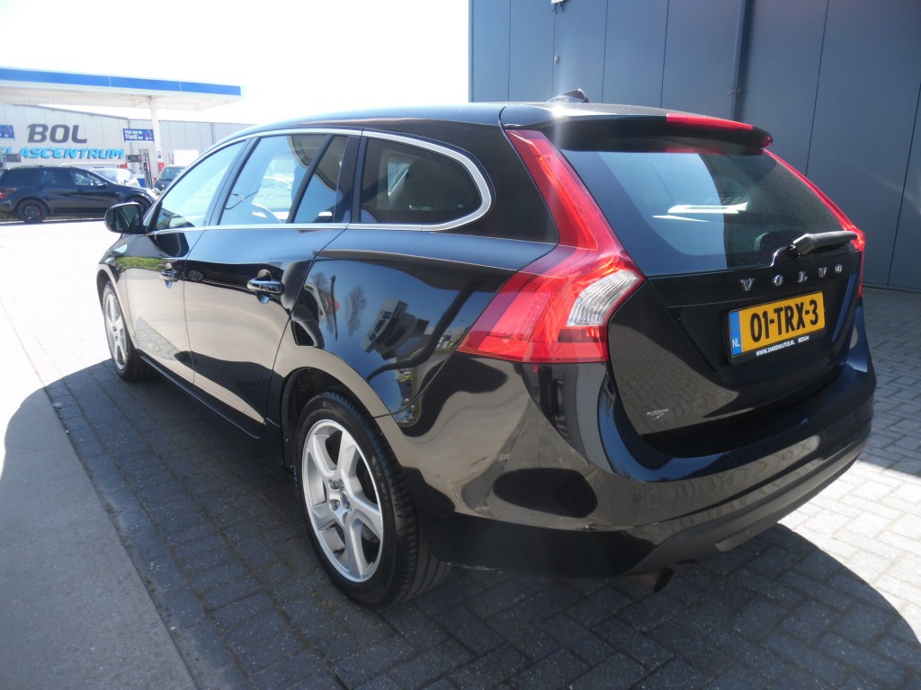 VOLVO-V60-1.6 T3 MOMENTUM