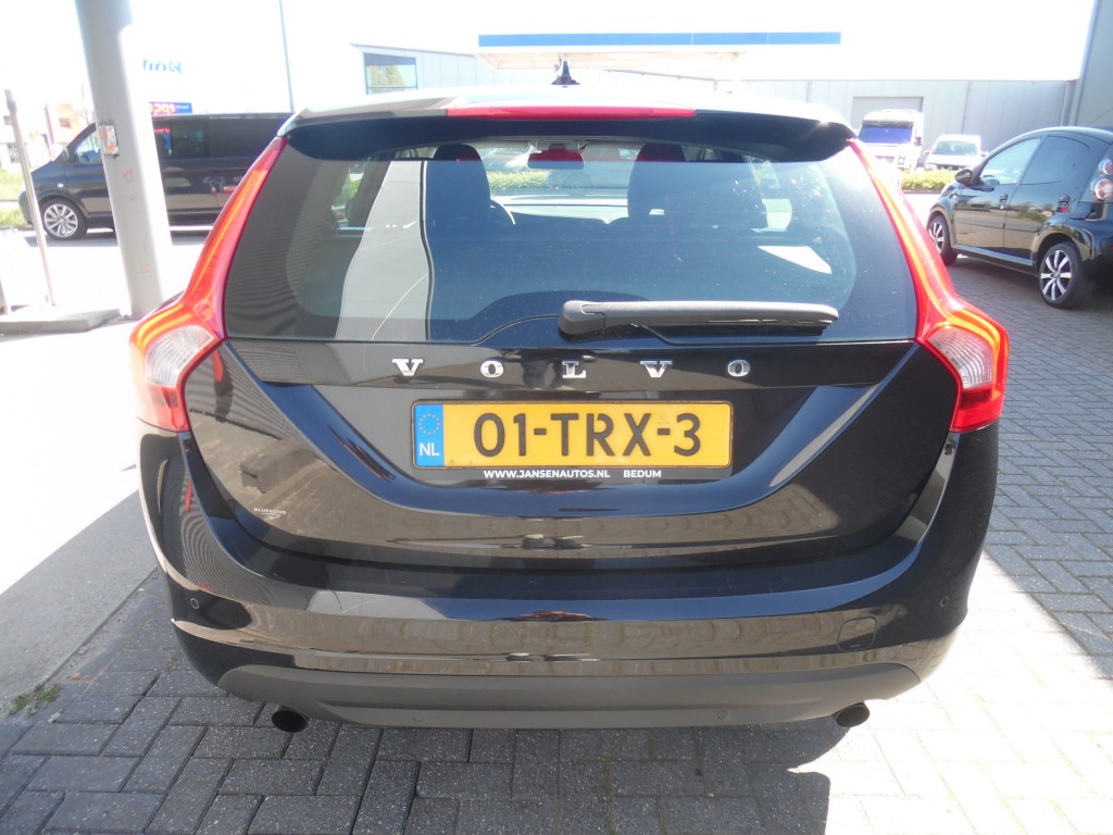 VOLVO-V60-1.6 T3 MOMENTUM