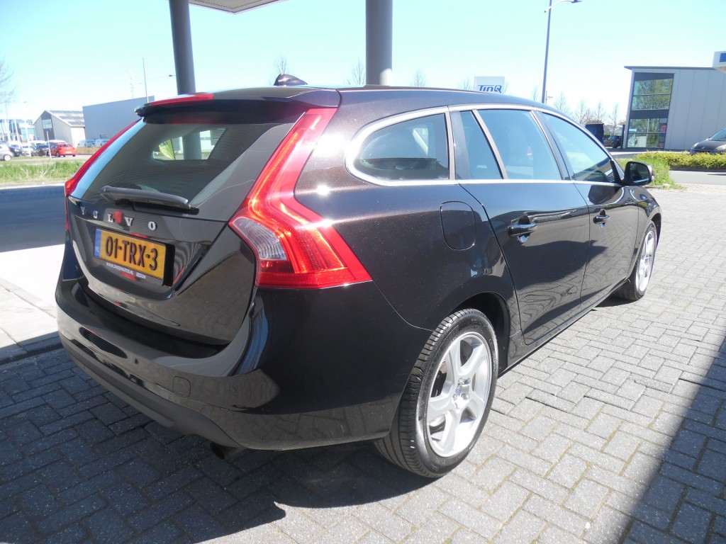 VOLVO-V60-1.6 T3 MOMENTUM