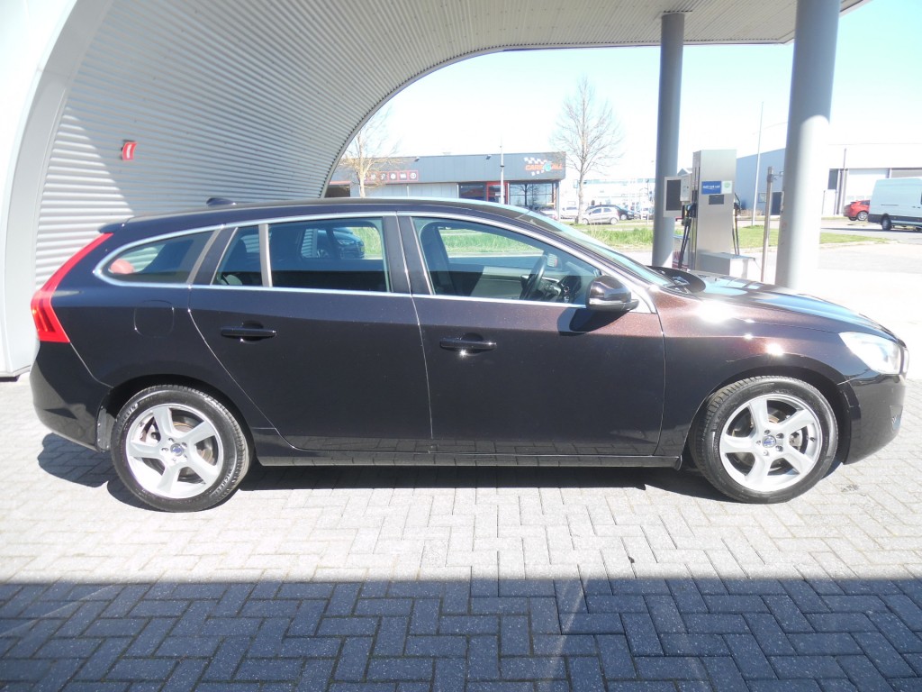VOLVO-V60-1.6 T3 MOMENTUM