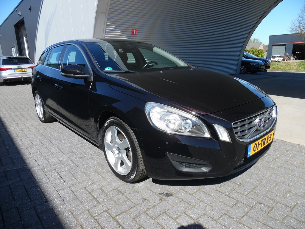 VOLVO-V60-1.6 T3 MOMENTUM
