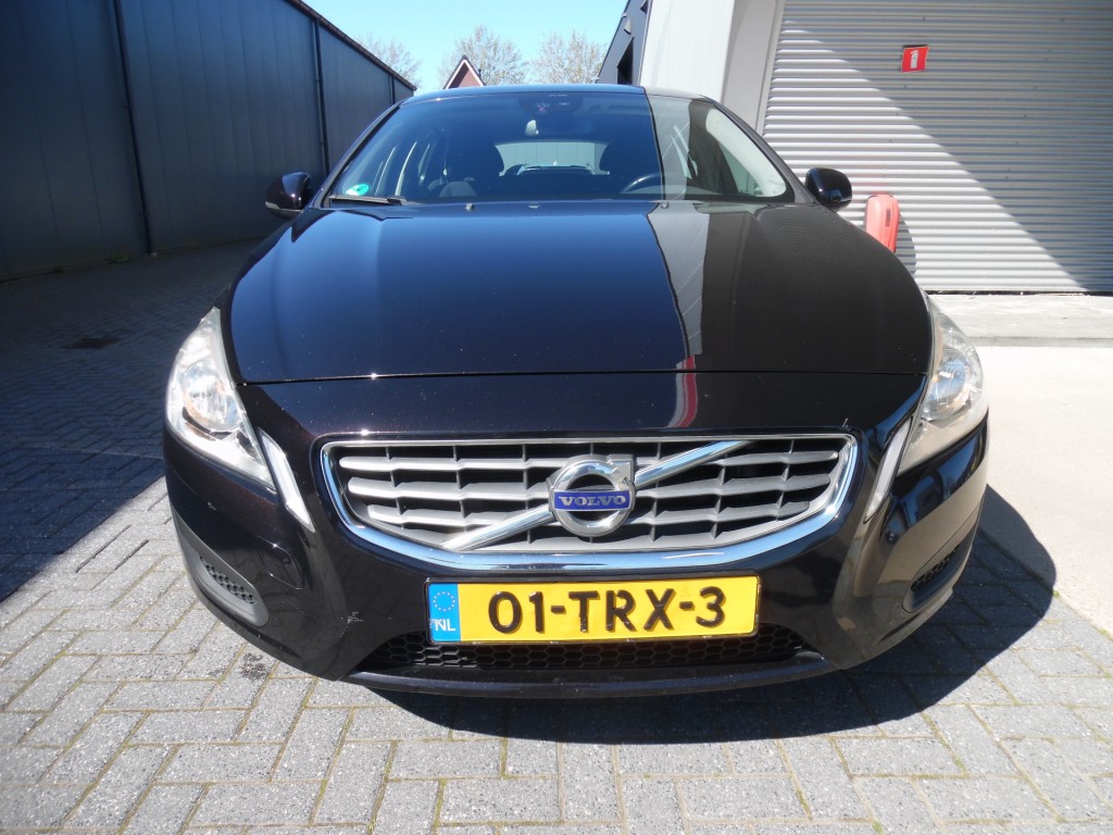 VOLVO-V60-1.6 T3 MOMENTUM