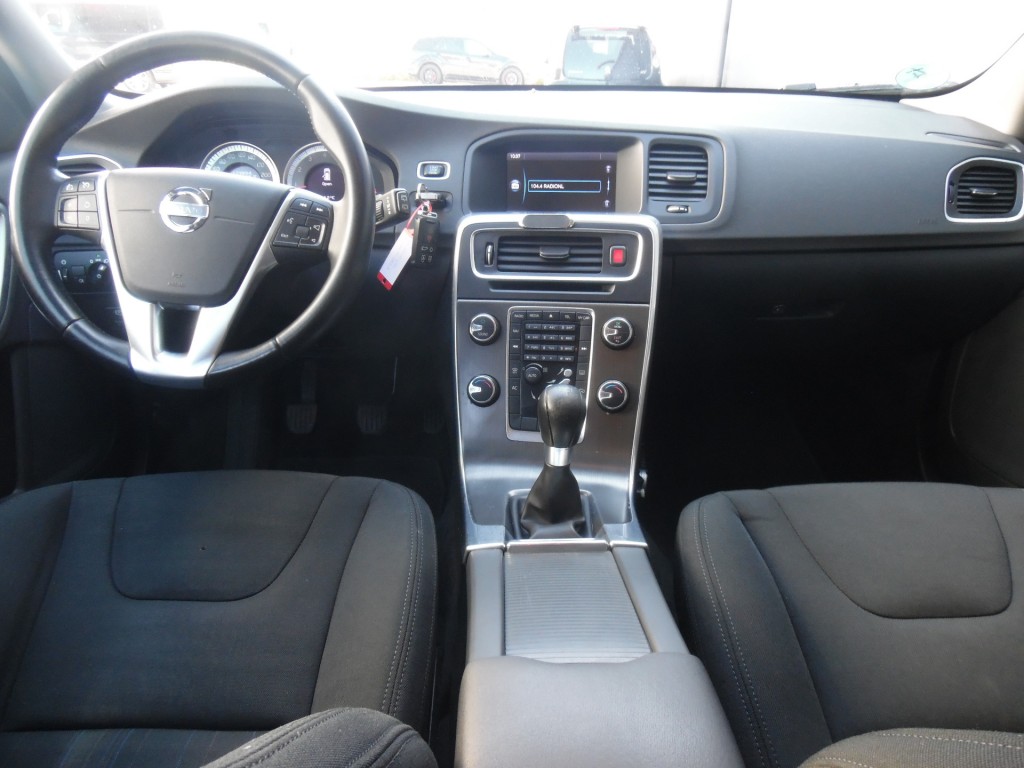 VOLVO-V60-1.6 T3 MOMENTUM