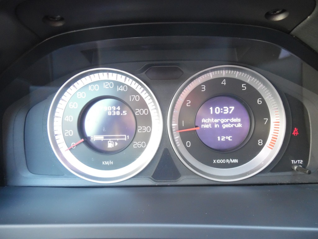 VOLVO-V60-1.6 T3 MOMENTUM