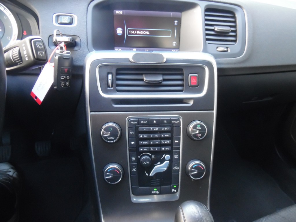 VOLVO-V60-1.6 T3 MOMENTUM