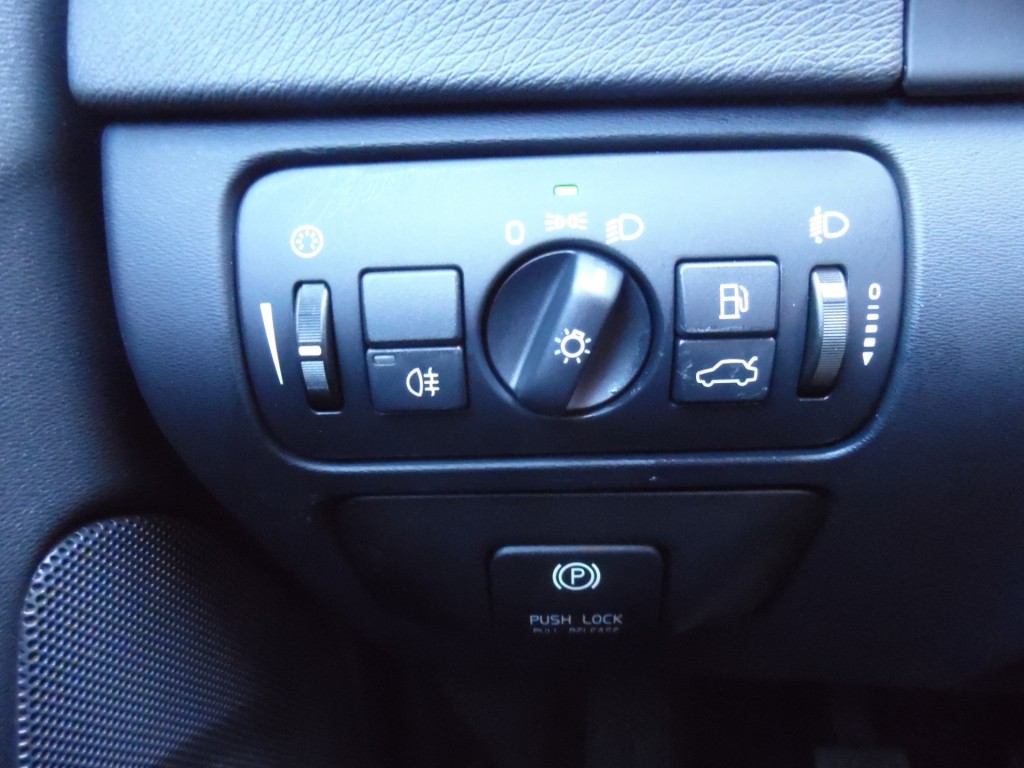 VOLVO-V60-1.6 T3 MOMENTUM