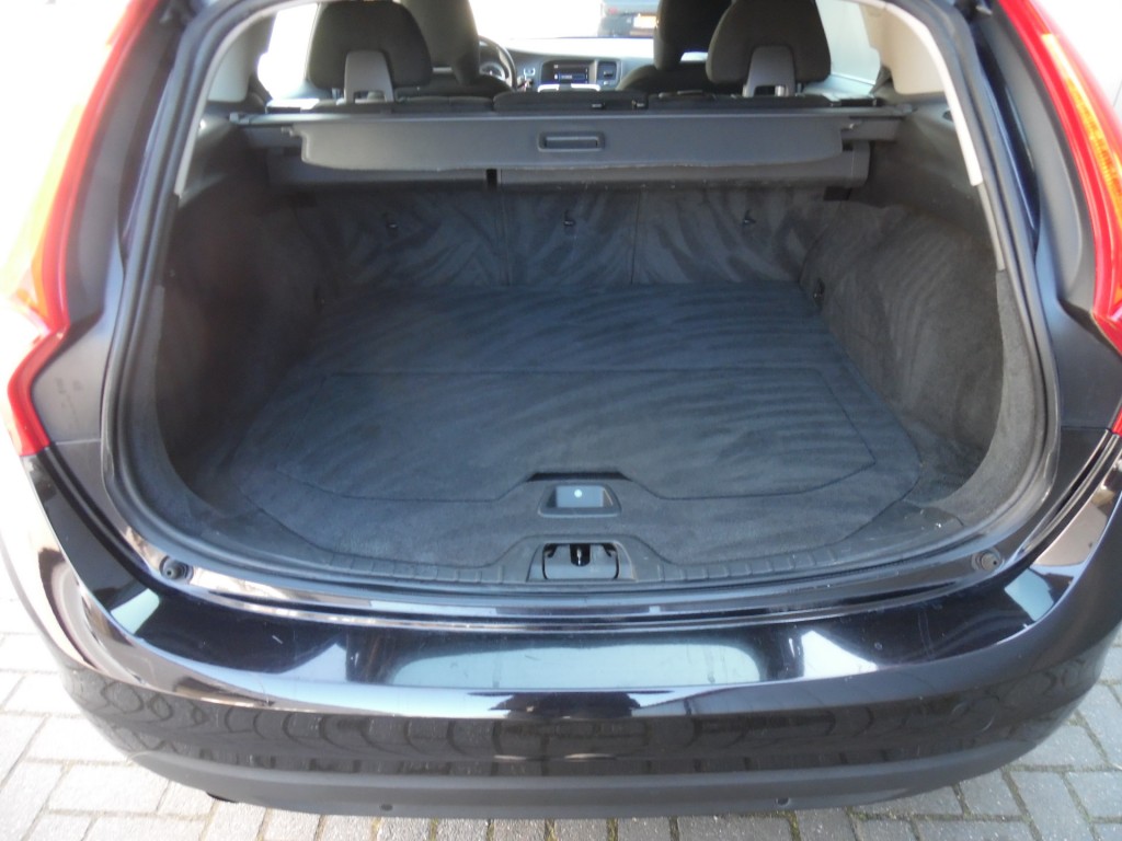 VOLVO-V60-1.6 T3 MOMENTUM