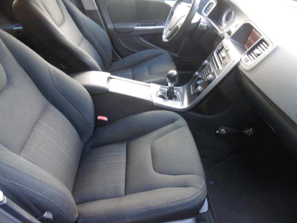 VOLVO-V60-1.6 T3 MOMENTUM