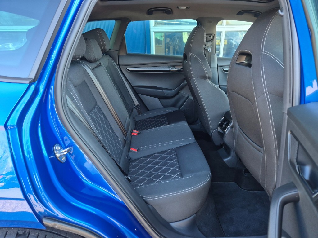 SKODA-KAROQ-1.5 TSI ACT Sportline Business, Automaat, PANO, Camera, Trekhaak, ACC, VCC, ALL IN Prijs!