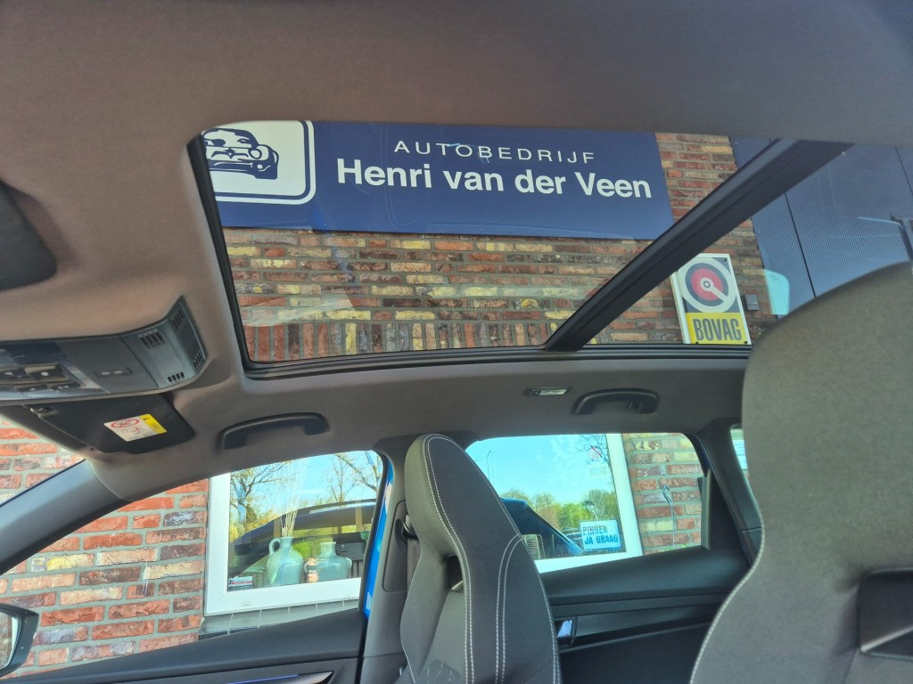 SKODA-KAROQ-1.5 TSI ACT Sportline Business, Automaat, PANO, Camera, Trekhaak, ACC, VCC, ALL IN Prijs!