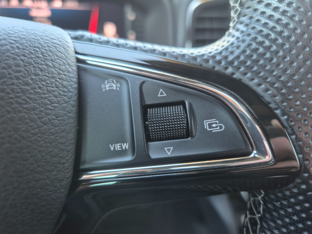 SKODA-KAROQ-1.5 TSI ACT Sportline Business, Automaat, PANO, Camera, Trekhaak, ACC, VCC, ALL IN Prijs!