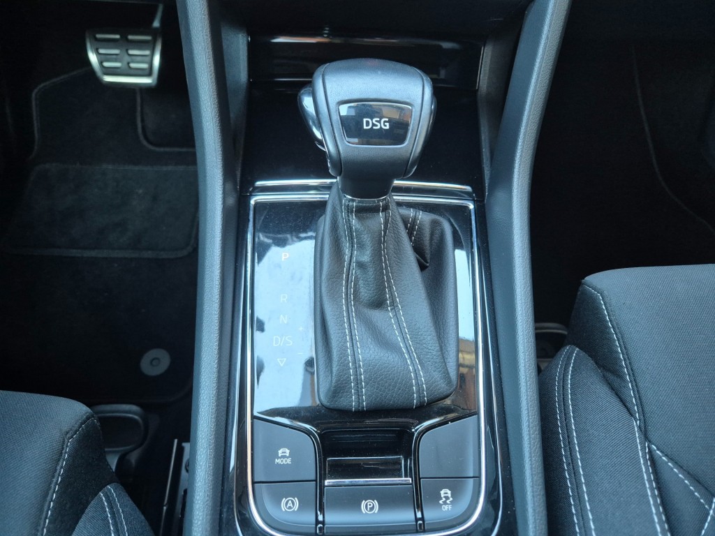 SKODA-KAROQ-1.5 TSI ACT Sportline Business, Automaat, PANO, Camera, Trekhaak, ACC, VCC, ALL IN Prijs!