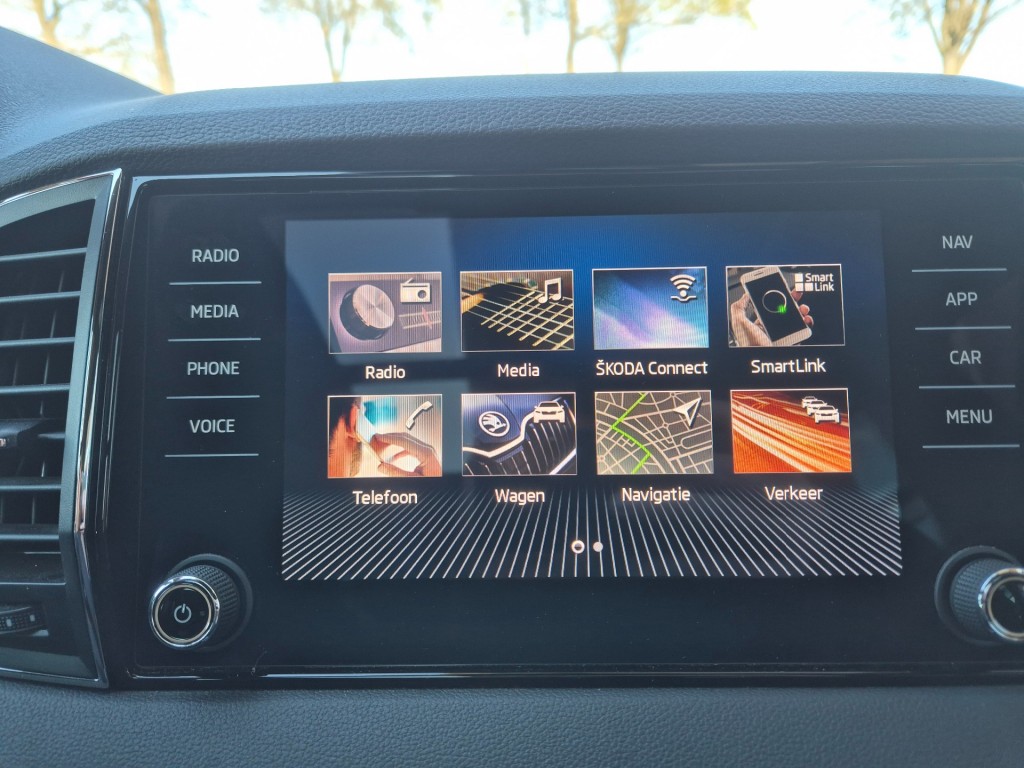 SKODA-KAROQ-1.5 TSI ACT Sportline Business, Automaat, PANO, Camera, Trekhaak, ACC, VCC, ALL IN Prijs!