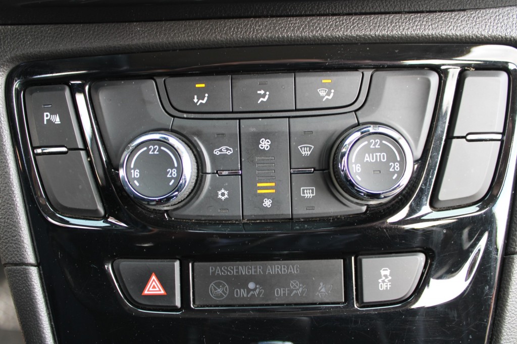 OPEL-MOKKA X-1.4 i 16V Turbo 140 pk Innovation automaat met o.a. trekhaak/parkeersens.navi./e.t,c.