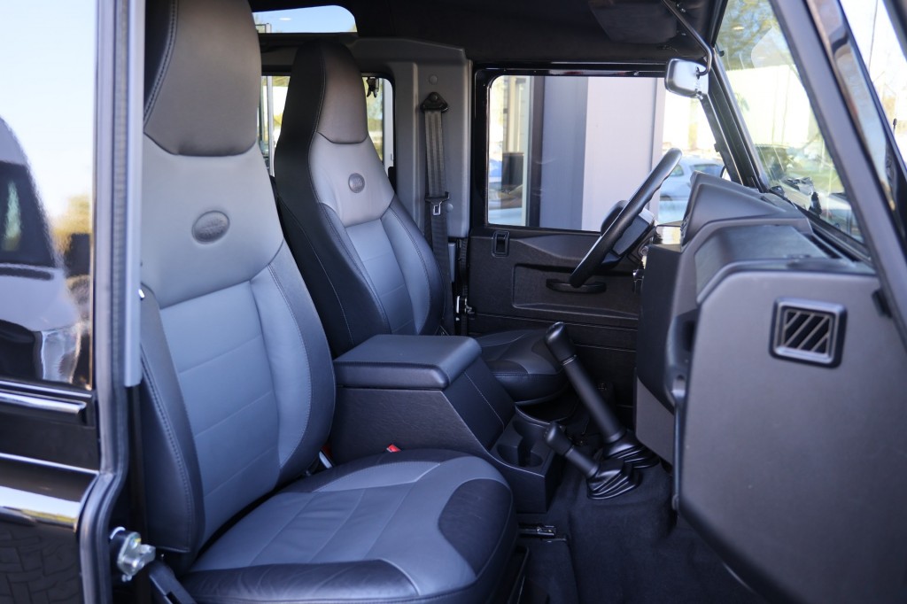 LAND ROVER-DEFENDER-90 XS *38945KM*AIRCO*LEDER*DEALERONDERHOUDEN*SANTORINI BLACK*