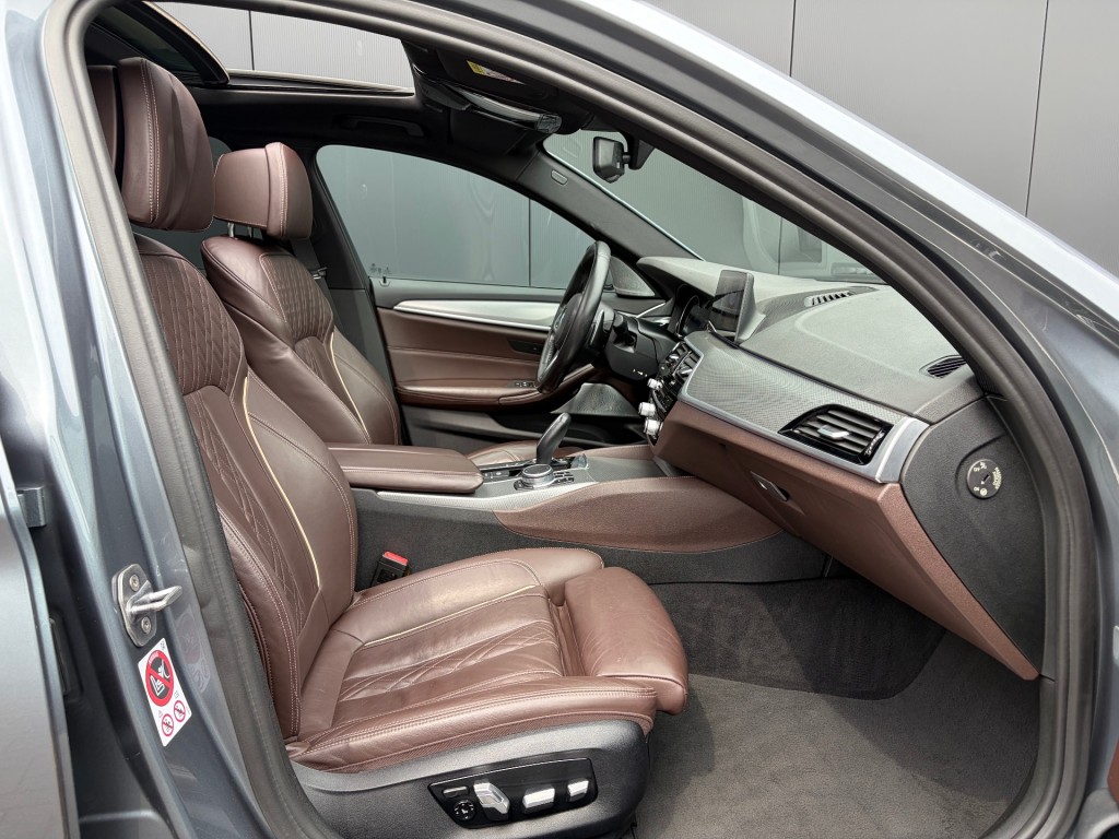 BMW-5-SERIE-540i xDrive M Sport S.dak ACC Comf.stoel HUD B&W Sound 360-Camera Softclose