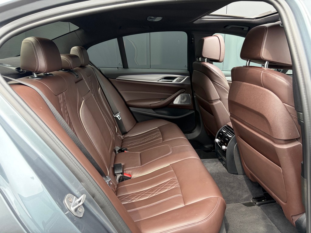 BMW-5-SERIE-540i xDrive M Sport S.dak ACC Comf.stoel HUD B&W Sound 360-Camera Softclose