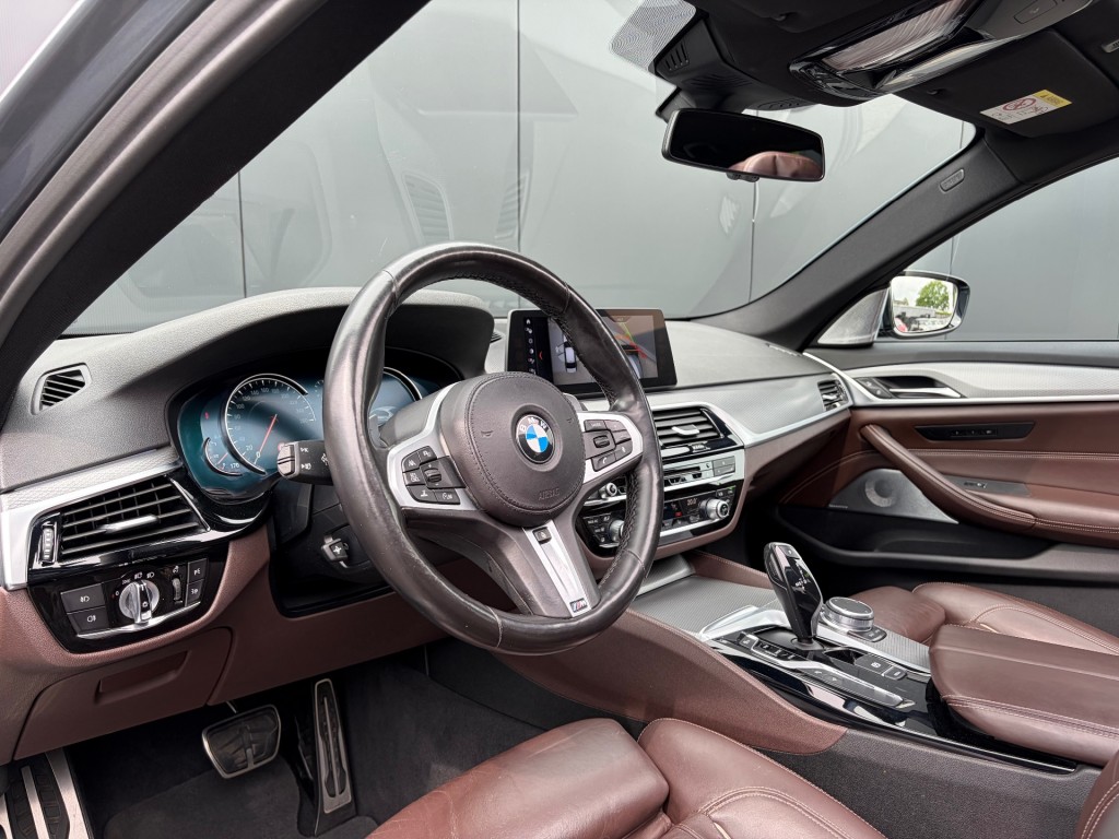 BMW-5-SERIE-540i xDrive M Sport S.dak ACC Comf.stoel HUD B&W Sound 360-Camera Softclose