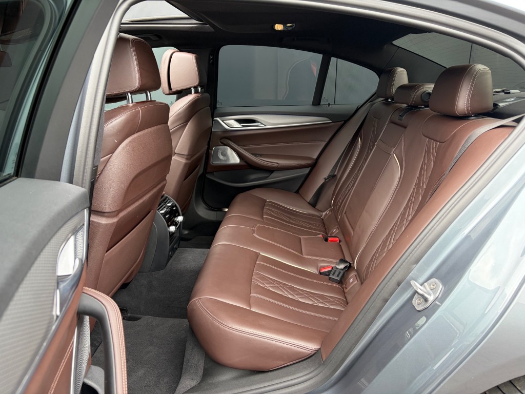 BMW-5-SERIE-540i xDrive M Sport S.dak ACC Comf.stoel HUD B&W Sound 360-Camera Softclose