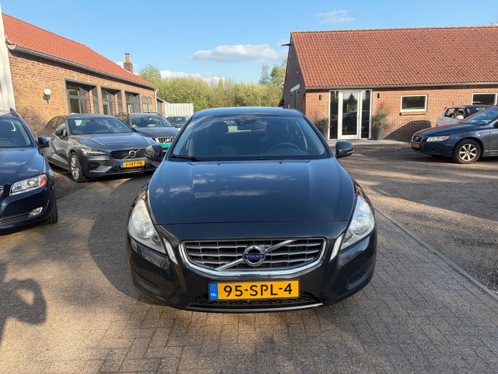 VOLVO-V60-T4 Momentum