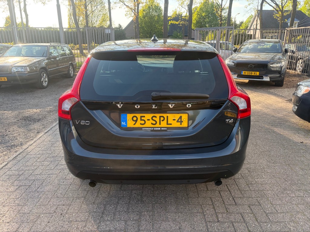 VOLVO-V60-T4 Momentum