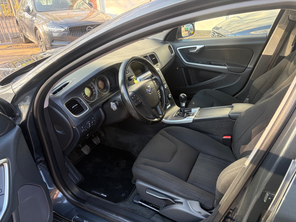 VOLVO-V60-T4 Momentum