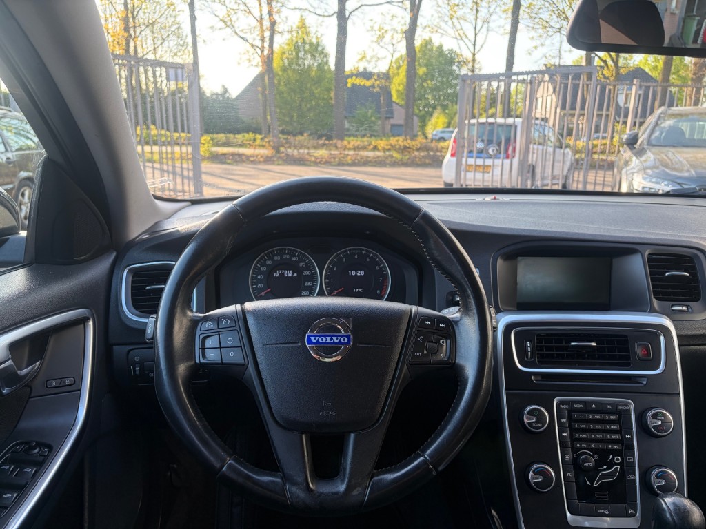 VOLVO-V60-T4 Momentum