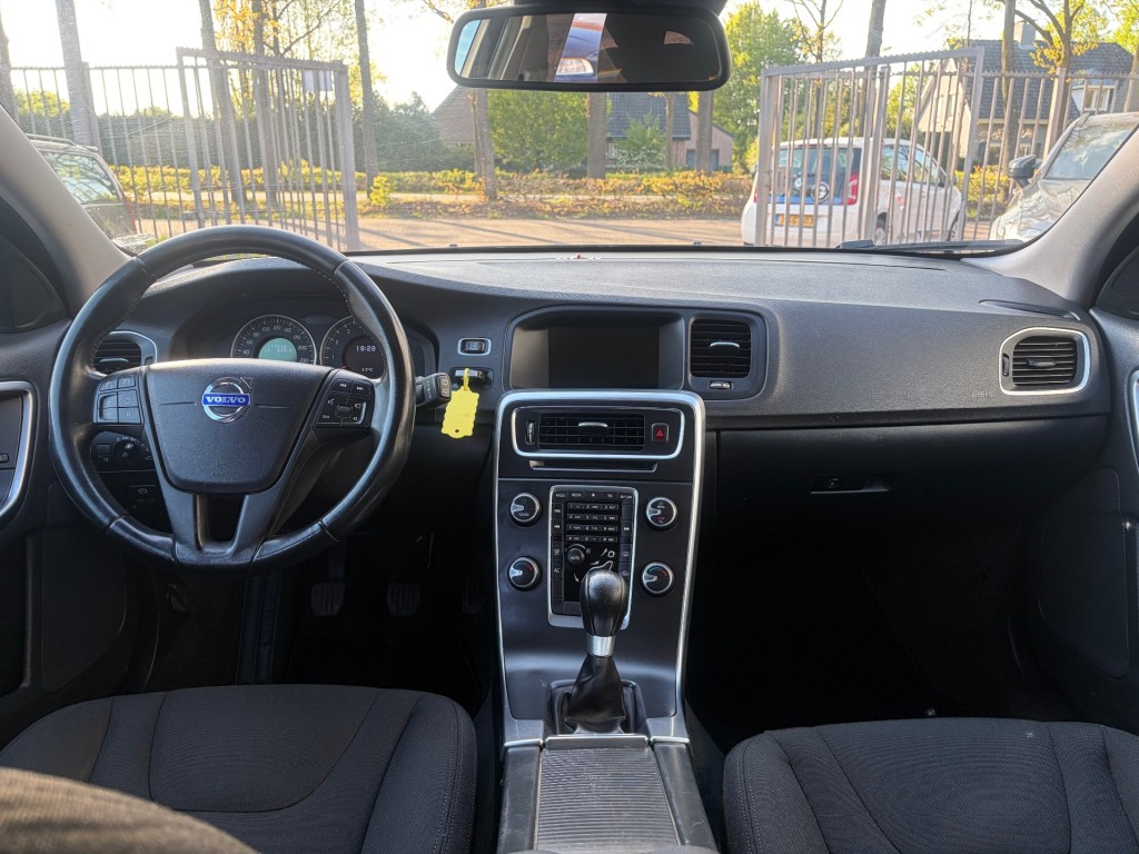 VOLVO-V60-T4 Momentum