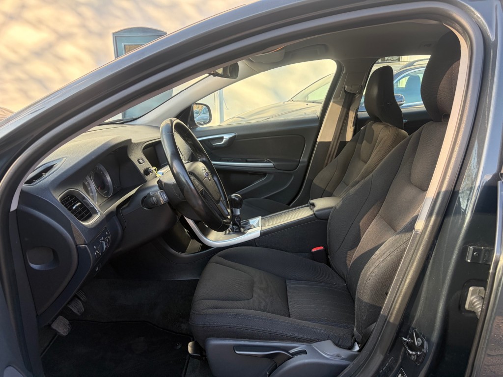 VOLVO-V60-T4 Momentum