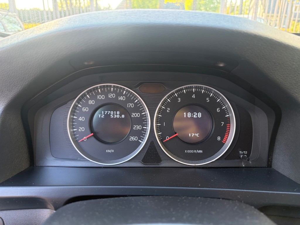 VOLVO-V60-T4 Momentum
