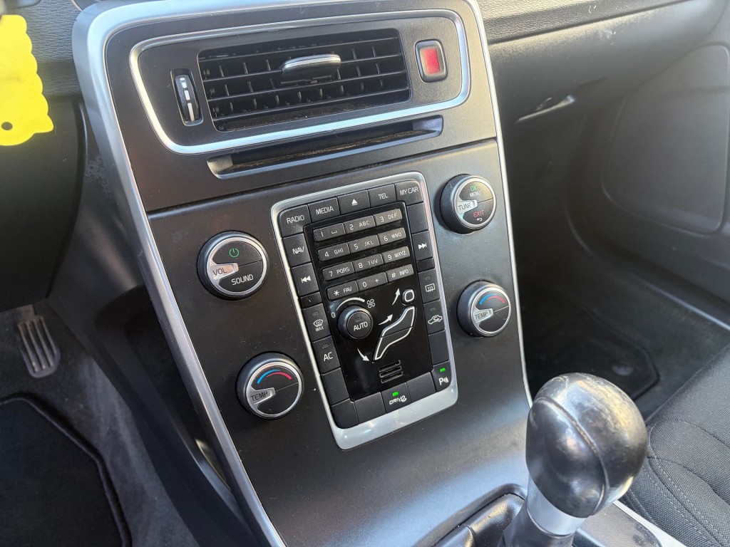 VOLVO-V60-T4 Momentum