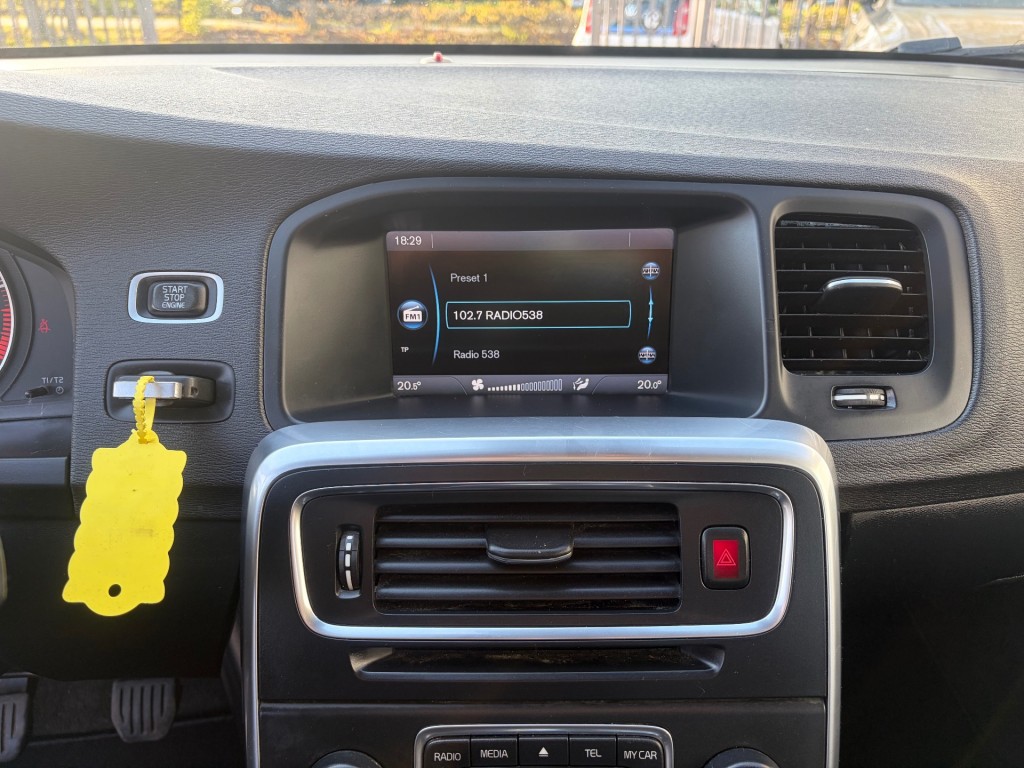 VOLVO-V60-T4 Momentum