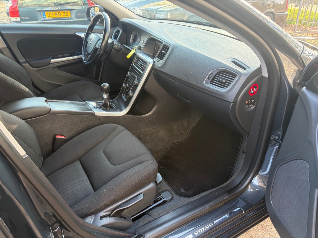 VOLVO-V60-T4 Momentum